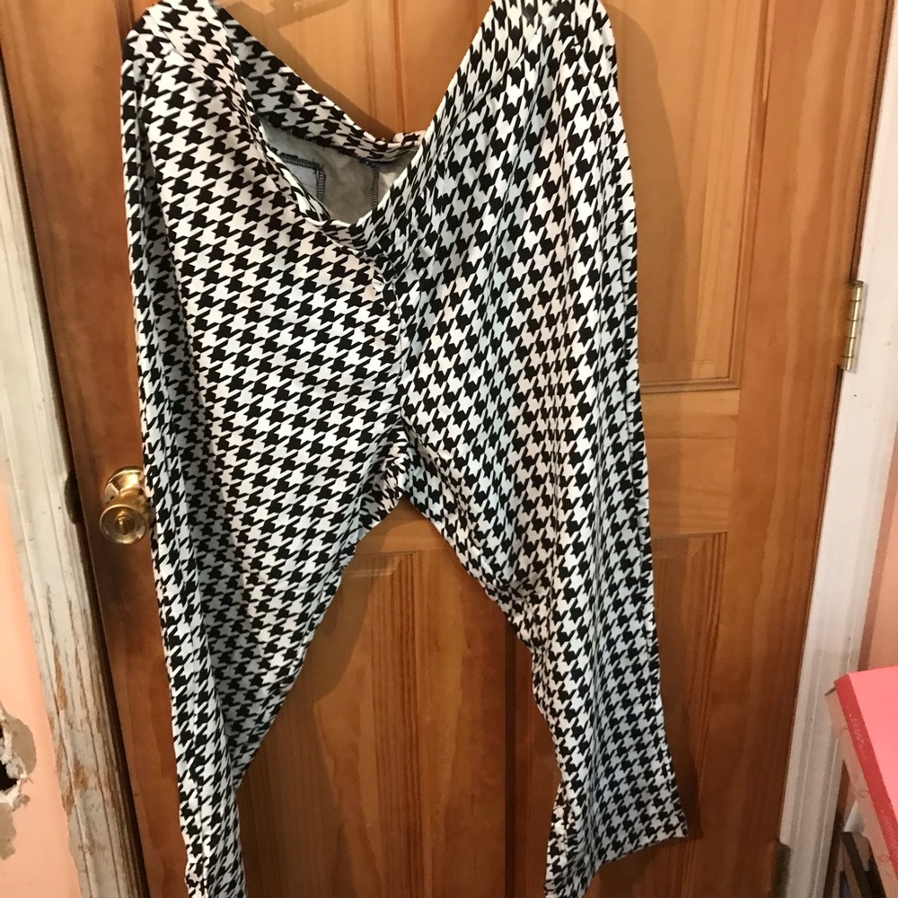 Ankle length pants, houndstooth, stretch material , high waisted